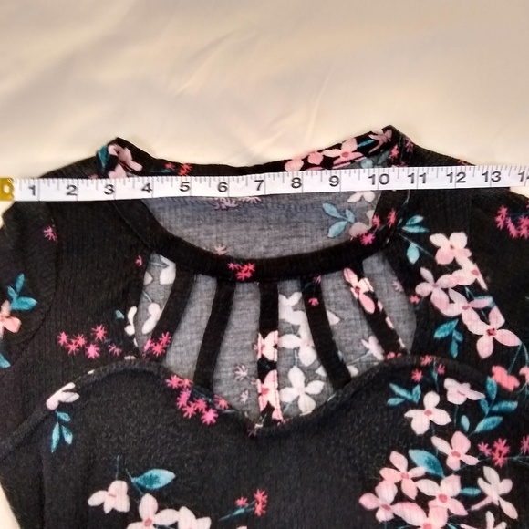 Adorable floral top - Picture 7 of 8